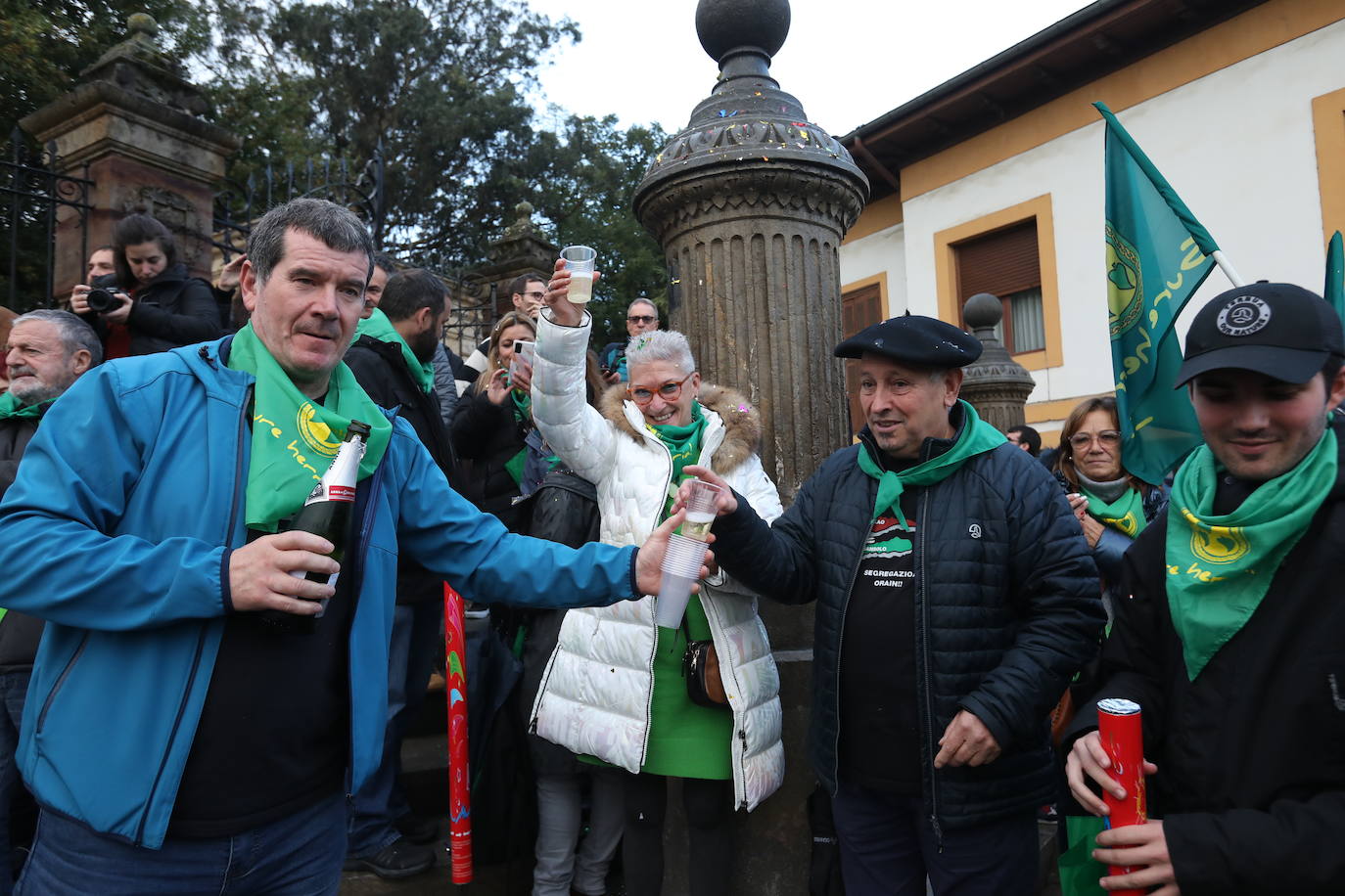 Fotos: Lágrimas de emoción entre los vecinos de Usansolo en Gernika tras aprobarse la desanexión de Galdakao