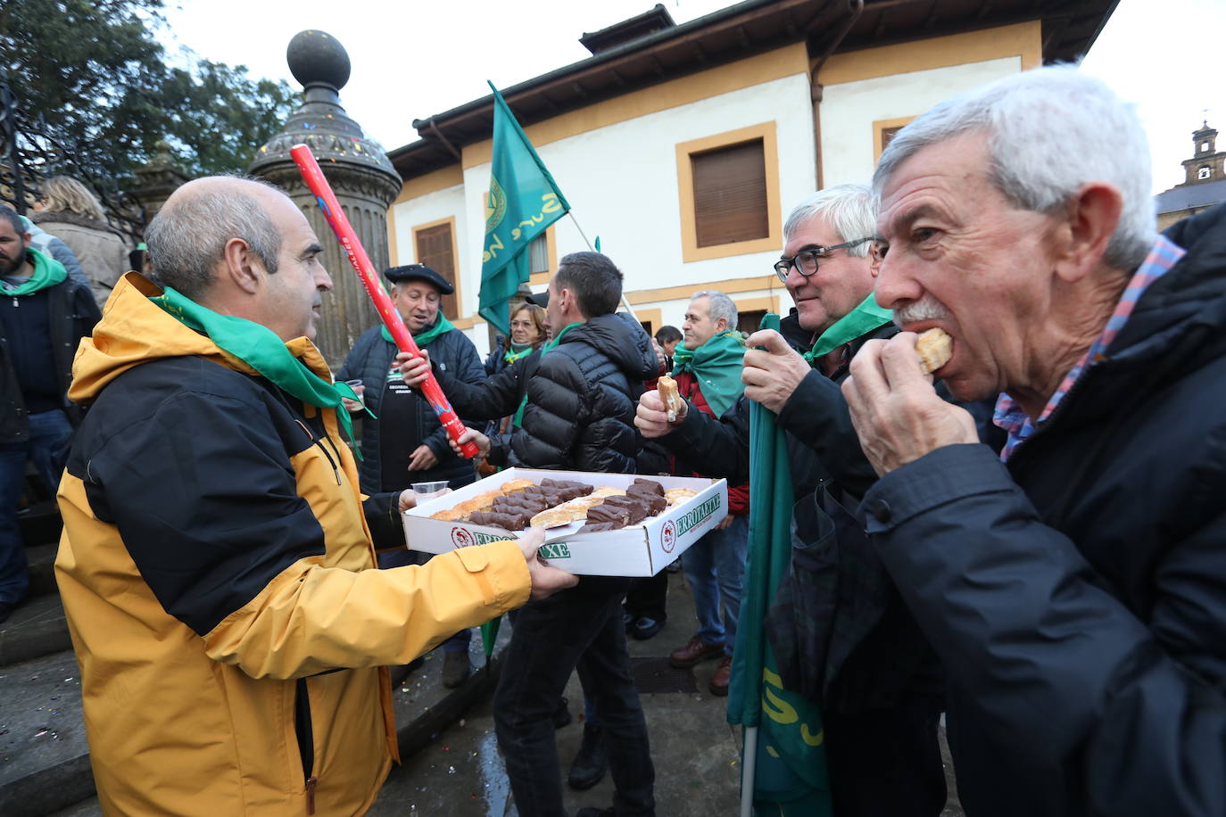Fotos: Lágrimas de emoción entre los vecinos de Usansolo en Gernika tras aprobarse la desanexión de Galdakao