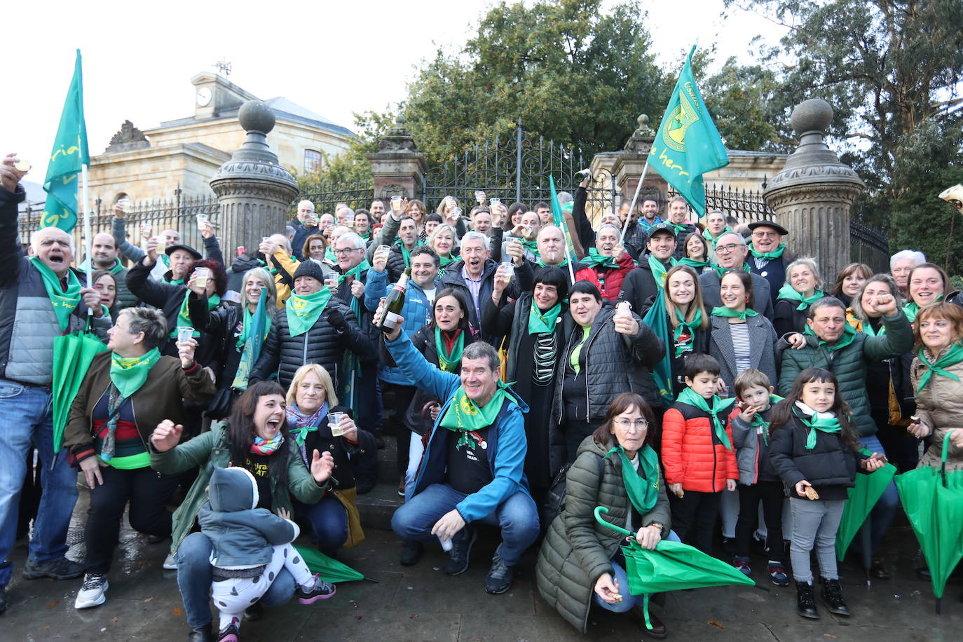 Fotos: Lágrimas de emoción entre los vecinos de Usansolo en Gernika tras aprobarse la desanexión de Galdakao