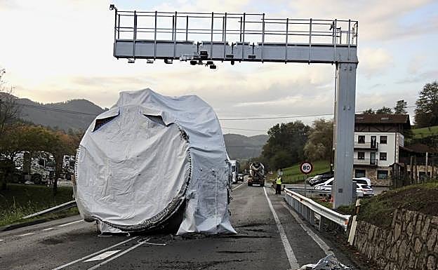 Imagen de la pieza que ha caído a la carretera y obstaculizado el tráfico.
