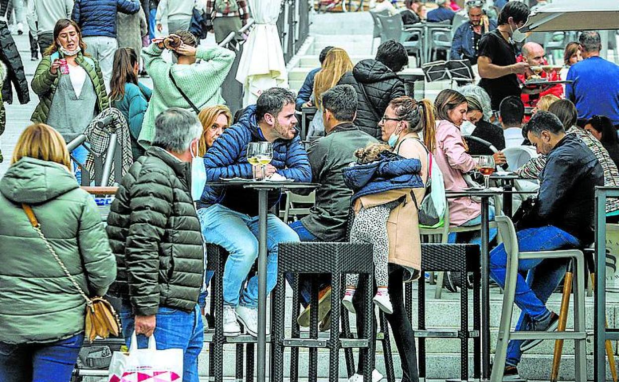 Clientes en las terrazas de bares de Vitoria. 