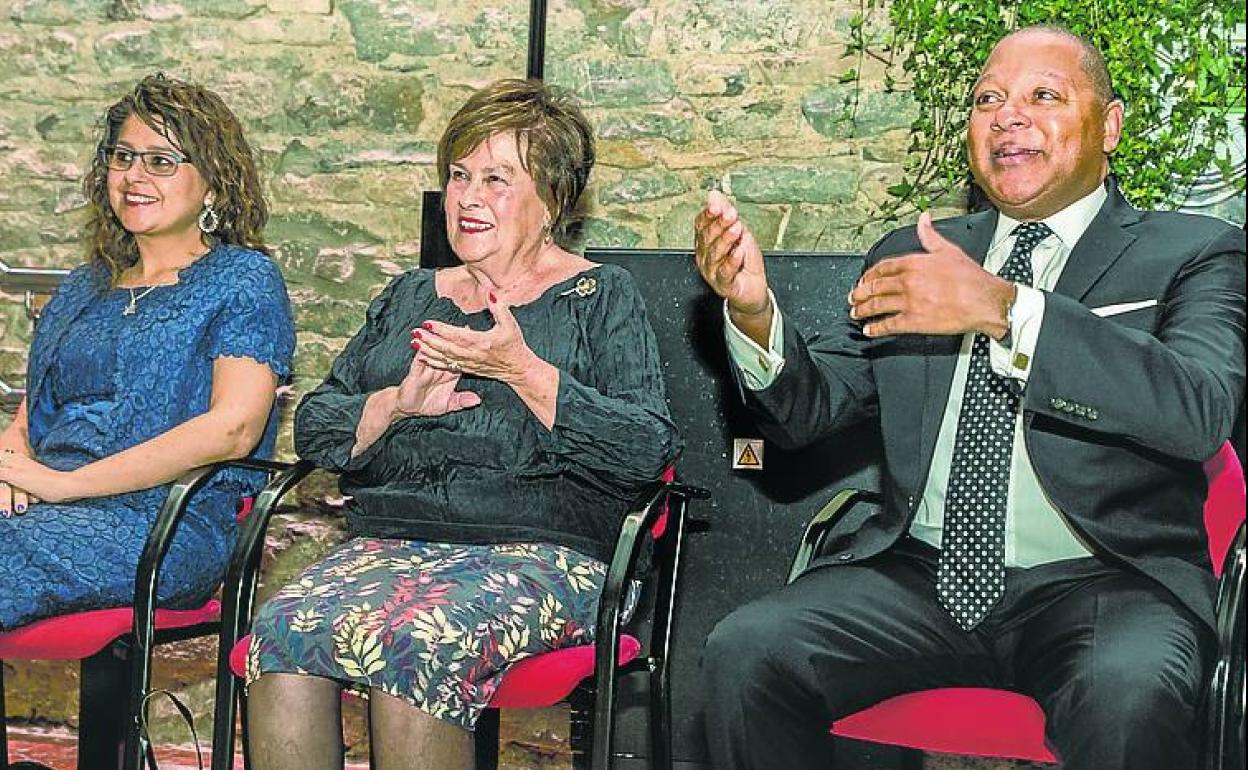 Wynton Marsalis, junto a la mujer y la hija de Añúa. 