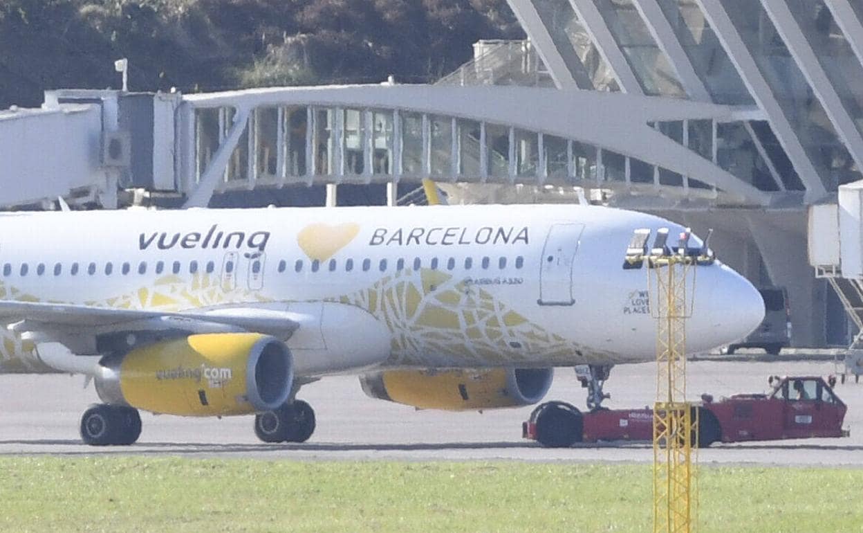 Un avión de Vueling rueda por la plataforma del aeropuerto de Bilbao. 