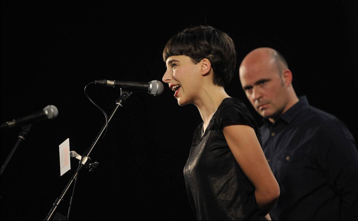 La Bertsolari Miren Amuriza , en una competicion del Campeonato de Euskal Herria de Bertsolaris. 