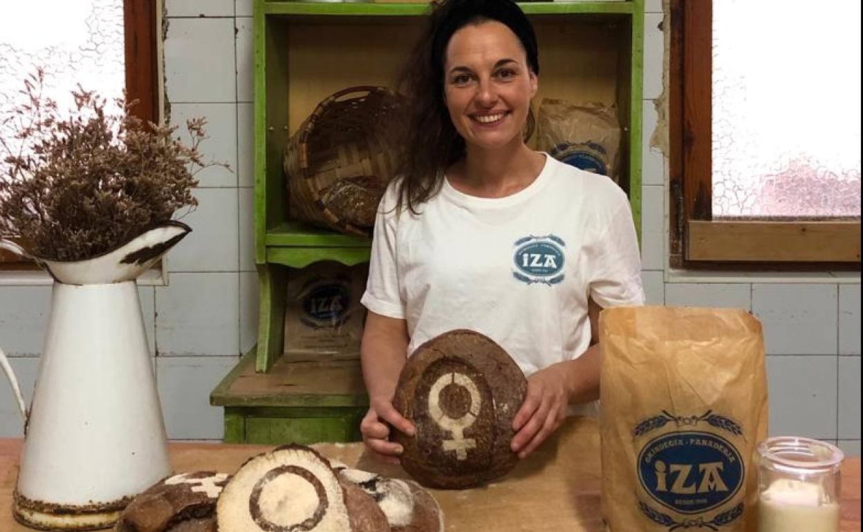 Aída Fuentes muestra una de las hogazas moradas.