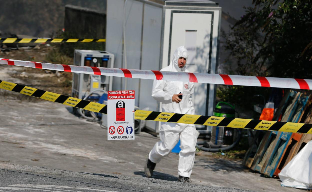 Un operario de una empresa especializada de amianto