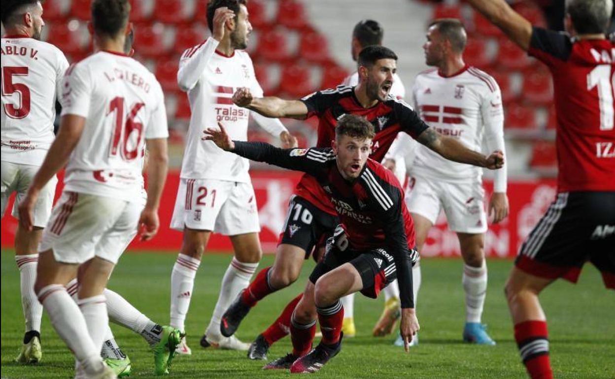 Barbu y Navas, dos centrales, tras conseguir el primero estrenarse como goleador rojillo este pasado lunes.
