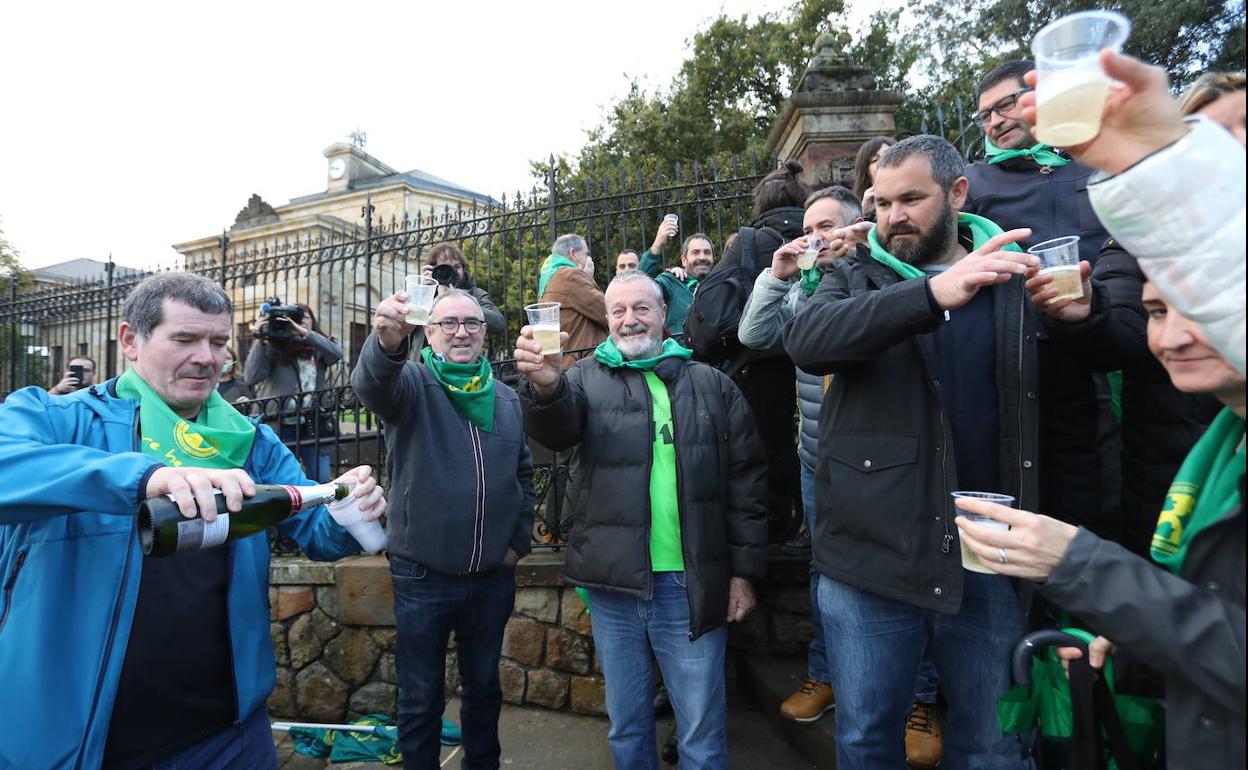 Vecinos de Usansolo celebraron ayer la aprobación de las Juntas Generales de Bizkaia 