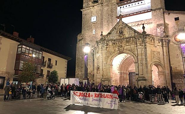 La plaza de San Juan ha estado llena de gente esta tarde en Salvatierra. 