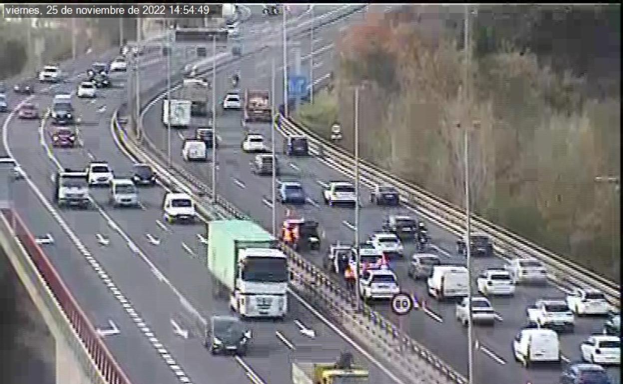 Retenciones de siete kilómetros durante casi dos horas en el Txorierri por un accidente múltiple