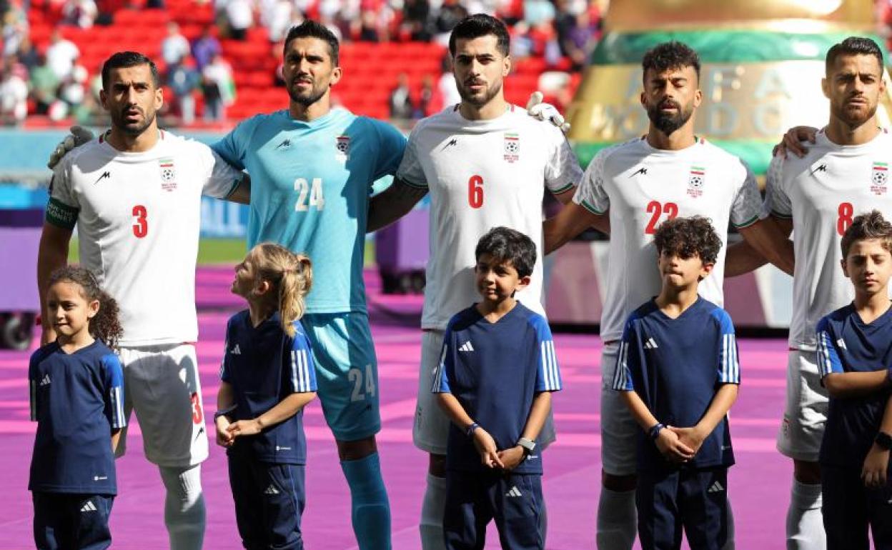 Los futbolistas de Irán, durante la interpretación del himno antes del duelo ante Gales. 