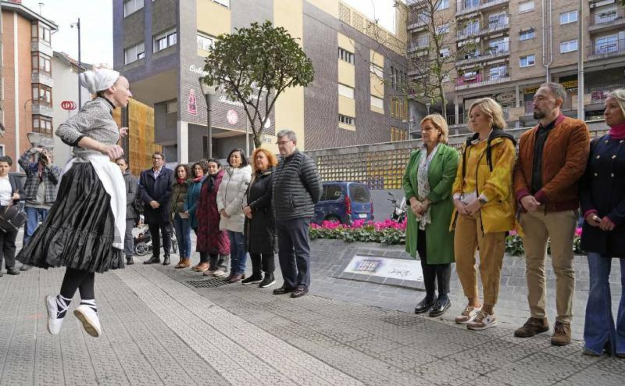 Emotivo homenaje en Santutxu a 11 mujeres asesinadas por el franquismo: «Se está recuperando la dignidad»