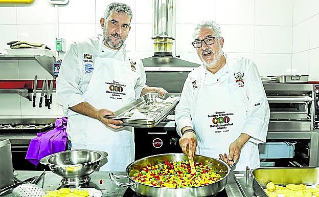 Raúl Jiménez sorprendió al jurado contrastando el calor de las alubias con el frío de un helado de piparrak y Pruden Cuenca presentó el bacalao sobre una cama de patata y pisto.