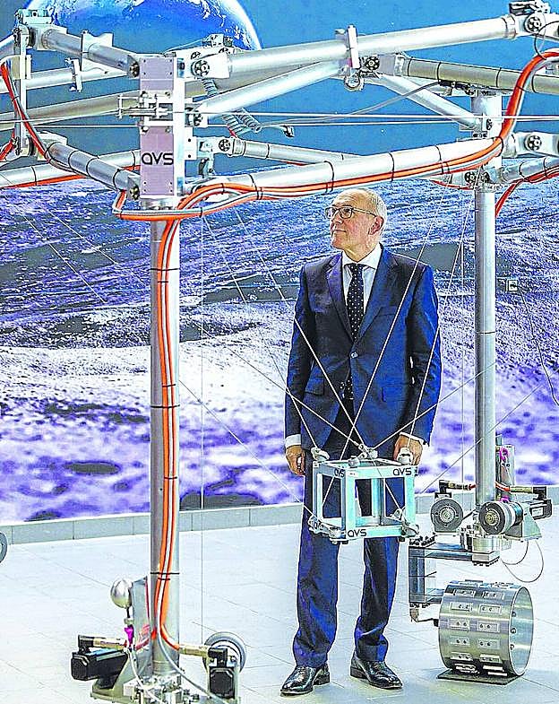 Ramiro González con un robot lunar, en la sede del fabricante de satélites AVS, donde se hizo la entrevista.