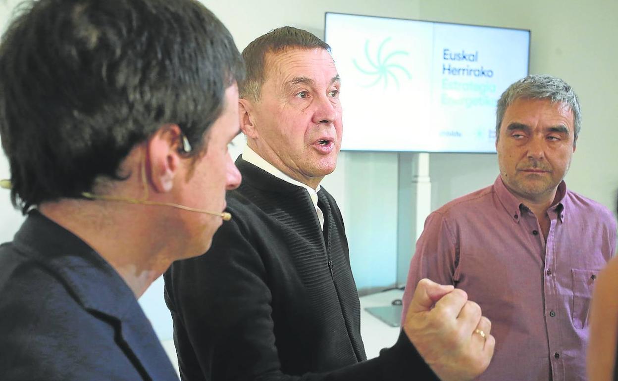 Arnaldo Otegi, entre Pello Otxandiano y Mikel Otero, en la presentación ayer de su propuesta energética.