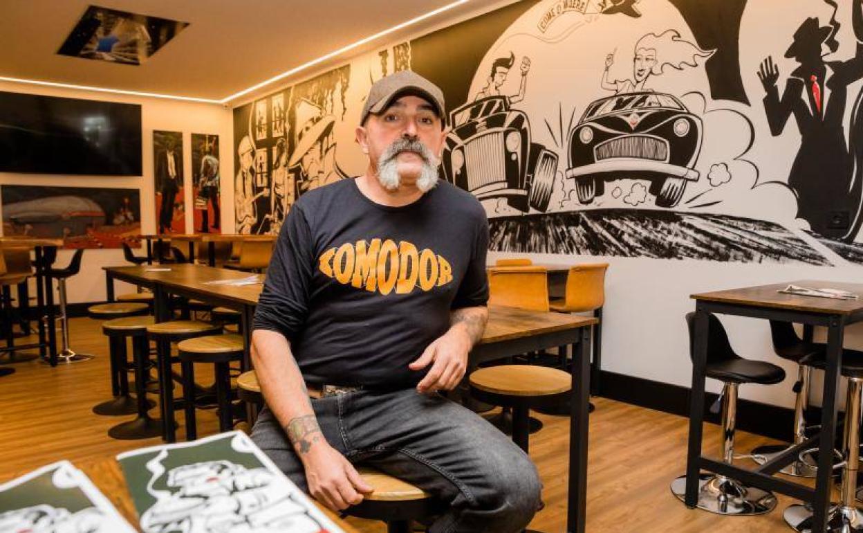 Juan Uriarte, en su nuevo local Come o Muere, contiguo a la sala de conciertos Hell Dorado.