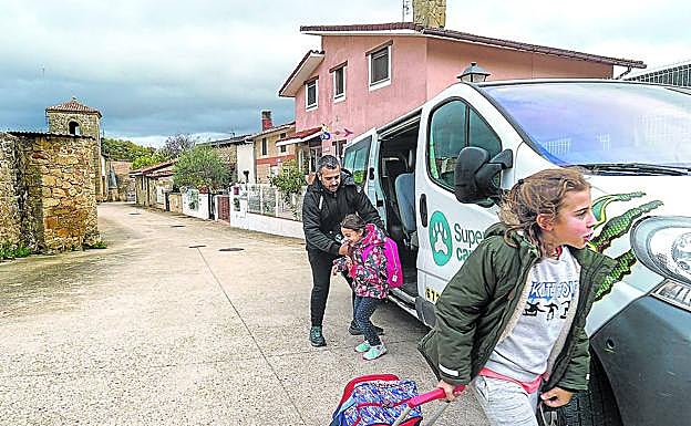Gorka ayuda a sus hijas a bajar de la furgoneta en la calle de Melledes donde se levantaron media docena de chalés.