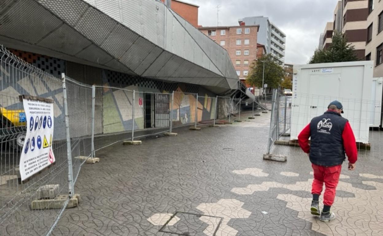 El entorno de la plaza Pormetxeta que acogerá el Laboratorio Urbano Barakaldo ya se encuentra en reforma. 