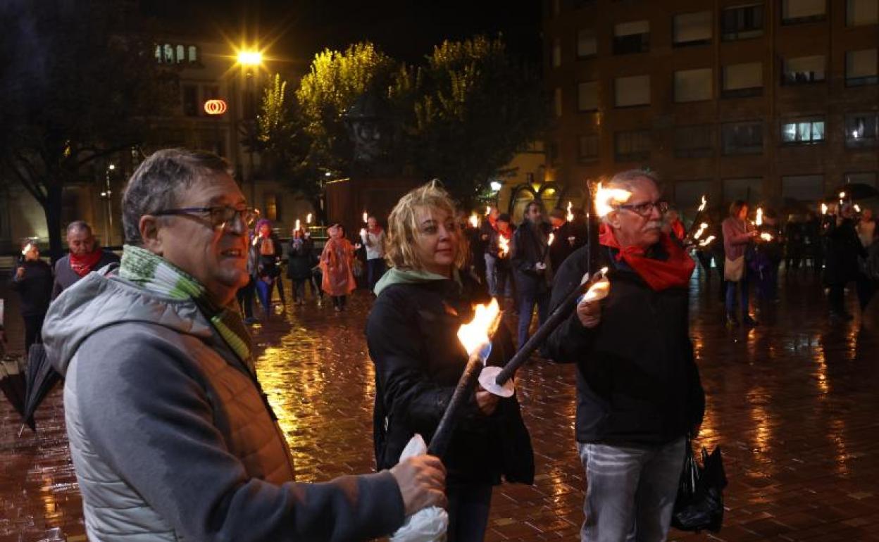 La marcha ha partido de la plaza del Kasko para recorrer la arteria principal de Sestao. 