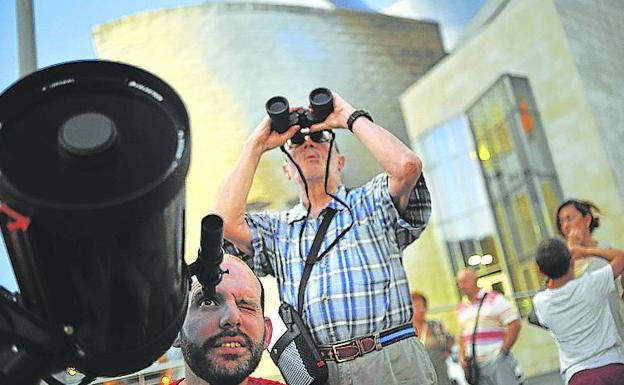 Al anochecer. A la caza de la Luna y los planetas en Bilbao en 2016. 