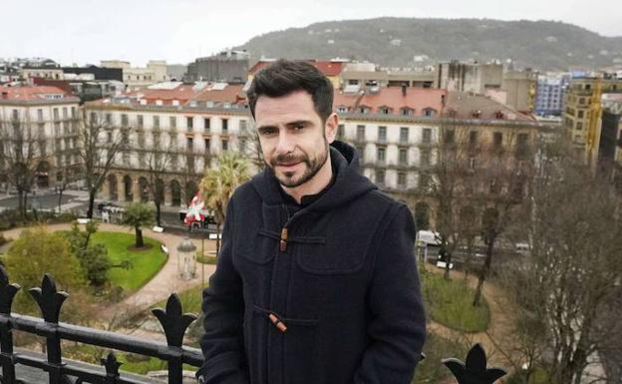 Harkaitz Millán en la azotea de la Diputación foral. /