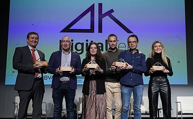 Representantes de las empresas premiadas: Mikel Aranguren, de Arteche; Haritz Elortza, de Hapiick; Ibone Rodríguez, de Zunibal, Florentino González y Daniel Martínez, de Orbea y Sara Recalde de Legit Health. 
