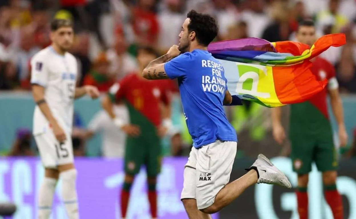 Mundial Qatar 2022 Un espontáneo salta al campo con una bandera arcoiris durante el Portugal-Uruguay El Correo
