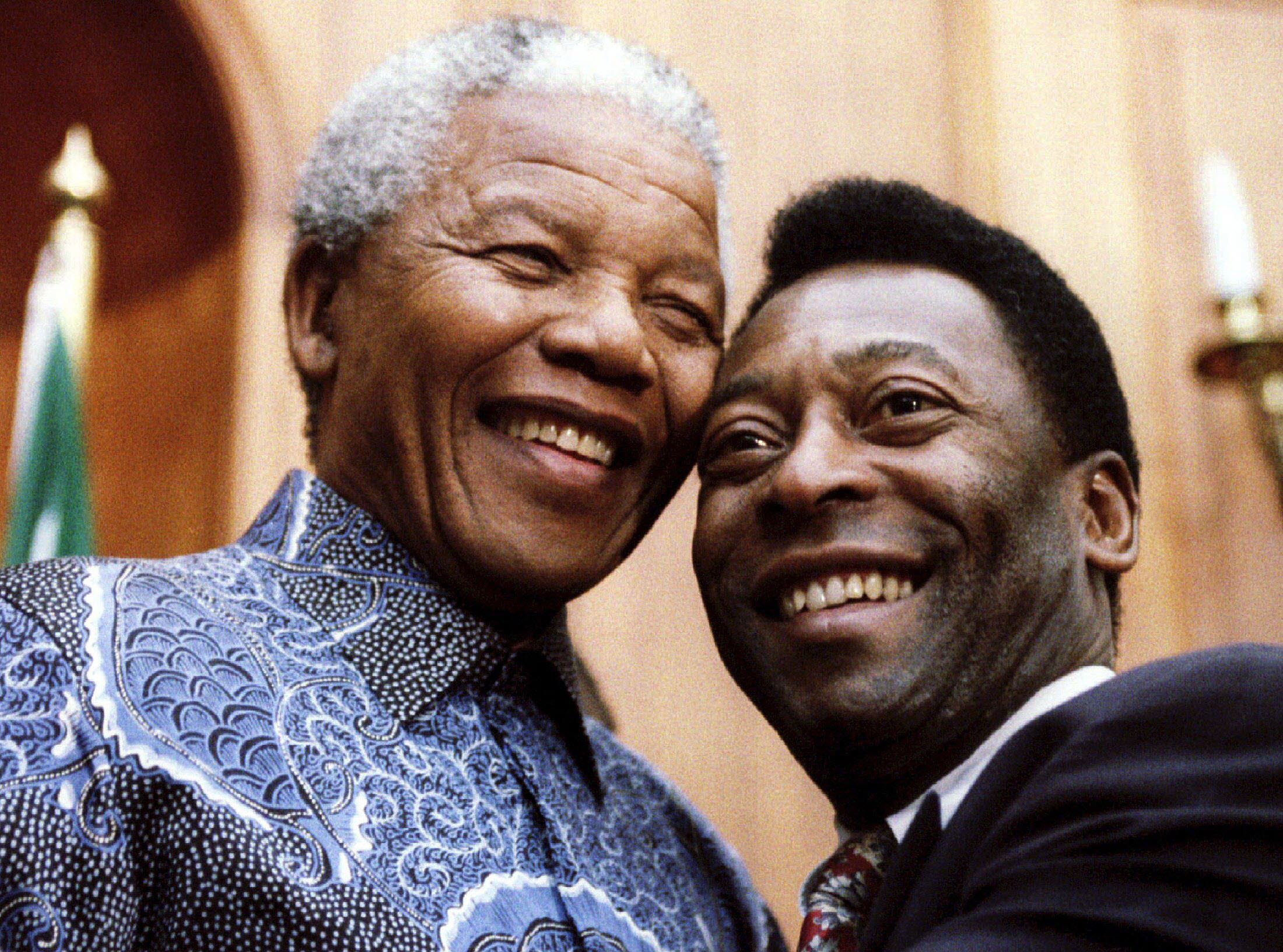 El presidente sudafricano Nelson Mandela y el ministro de deportes brasileño y ex futbolista Pelé sonríen a los fotógrafos en los edificios de la Unión en Pretoria, en esta imagen de archivo tomada el 24 de marzo de 1995. Mandela falleció el 5 de diciembre de 2013 a la edad de 95. 