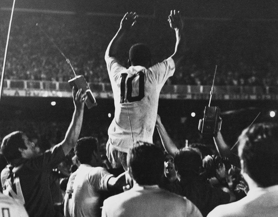 En el mítico Maracaná y defendía la camiseta de su amado Santos. Pelé llegó a su gol 1000. Los 65.157 espectadores que habían comprado una entrada en el mítico estadio Maracaná, por una vez celebraron por todo lo alto un gol rival. Edson Arantes do Nascimento, Pelé, acababa de marcar, a los 29 años, su gol número 1.000.