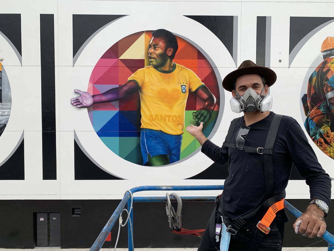 Una foto del folleto facilitada por Martin Lima muestra al artista brasileño Kobra con su mural de Pelé, en la ciudad de Santos, Brasil, el 18 de octubre de 2020. El pintor brasileño Kobra terminó su obra 'Coração Santista' (Corazón Santista), en la ciudad de Santos, en el estado de Sao Paulo, en la que rinde homenaje a la leyenda del fútbol mundial, el brasileño Pelé, por sus 80 años el 23 de octubre. 