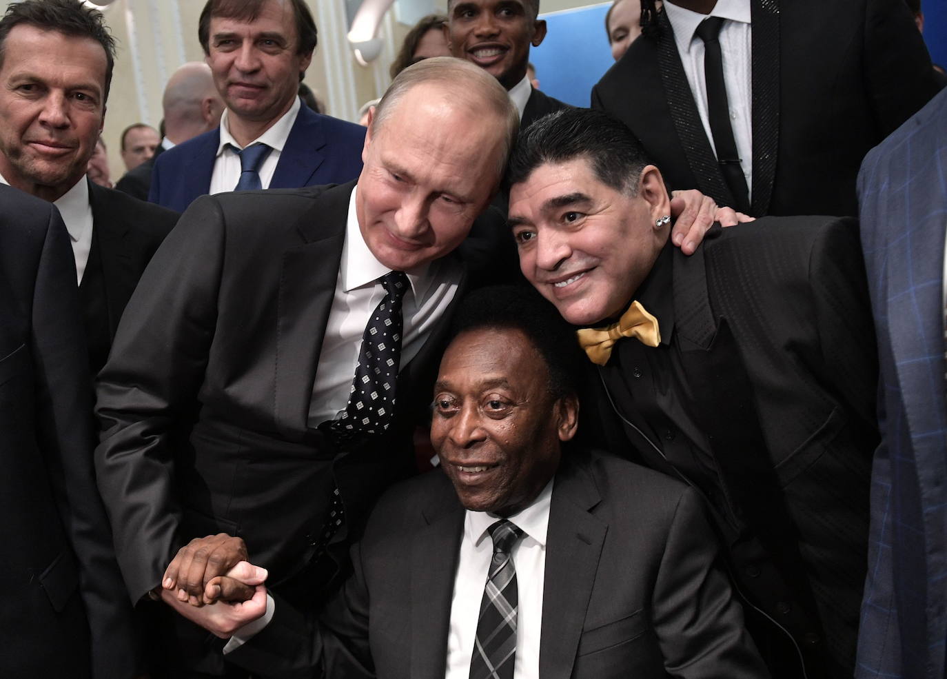 El presidente ruso Vladimir Putin, la leyenda del fútbol brasileño Pelé y la leyenda del fútbol argentino Diego Maradona posan para los fotógrafos antes del sorteo final de la Copa Mundial de la FIFA 2018 en el Palacio Estatal del Kremlin en Moscú, Rusia, el 1 de diciembre de 2017.