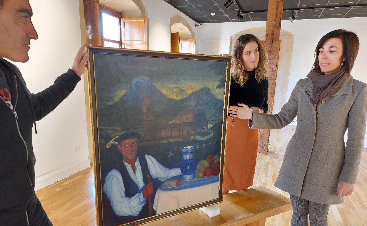 La comisaria de la muestra, Rebeca Guerra; la directora del Museo, Garazi Arrizabalaga, y el teniente de alcalde, Julián Ríos, junto a 'El campanero de mi pueblo', obra de un coleccionista particular. 