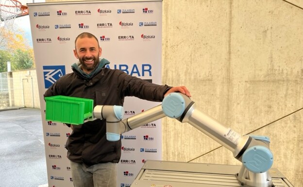 Ander Lasa junto al proyecto del brazo robótico autónomo. 