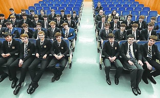 Los estudiantes que participan en STARTInnova, sentados junto a Ibán Rodríguez y Zuriñe Urrestarazu. 