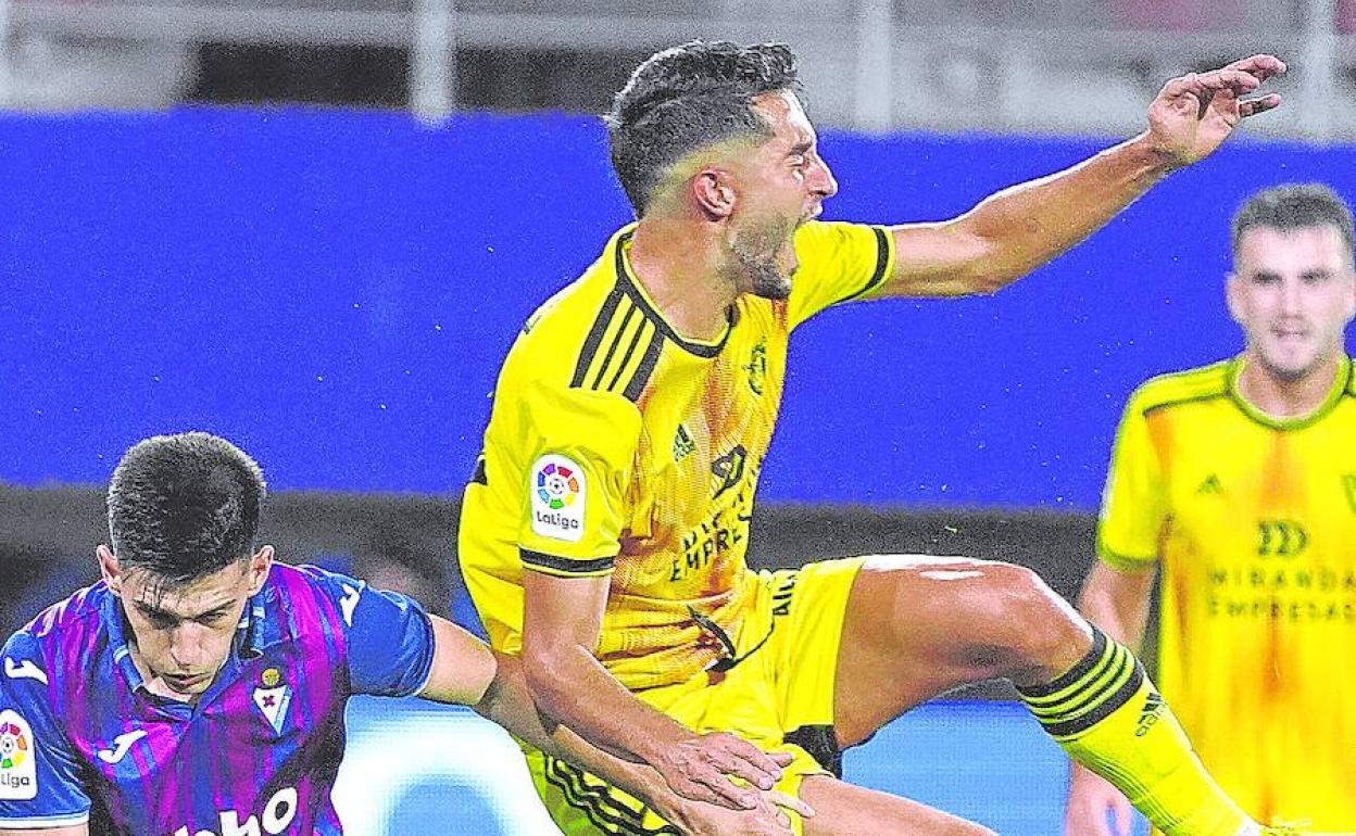 Roberto lópez, junto a Imanol en Eibar, en el mejor choque de los rojillos como visitantes.
