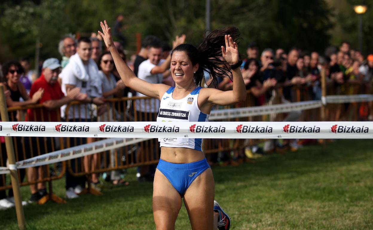 Isabel Barreiro celebra su victoria en el Cross de Zornotza. 