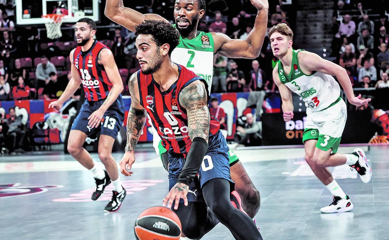 Markus Howard avanza con el balón durante el último y rotundo triunfo continental del Baskonia frente al Zalgiris.