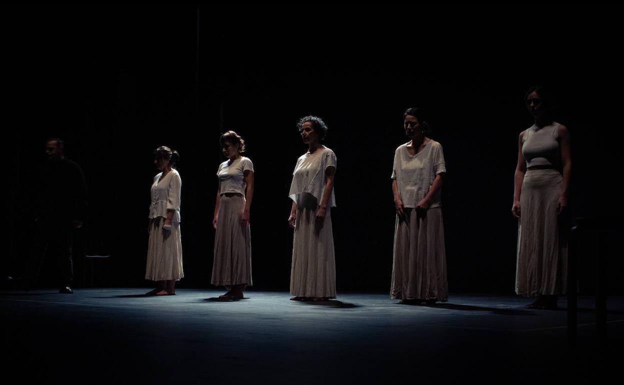 Los intérpretes representaron en Harrobia un fragmento de la obra. 