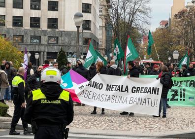 Imagen secundaria 1 - Dos manifestaciones en Bilbao cierran cinco días de huelga en el Metal