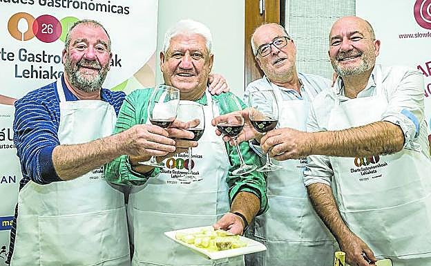 De izquierda a derecha, Delgado y Ruiz de Mendarozketa presentaron un milhojas de patata y bacalao. Etxaniz y Baquedano se lucieron con una alubiada con chipirones y espaguetis de algas. 