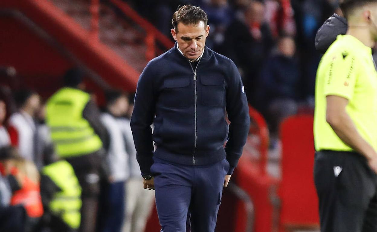 García, pensativo en el banquillo. 