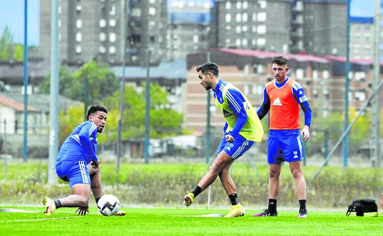 Regular. Salinas, uno de los destacados de la plantilla, intenta superar a Marcos Paulo. 