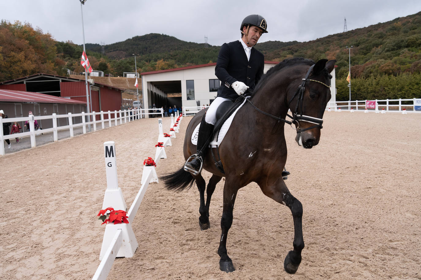 Un jinete se luce con su caballo en un certamen de doma clásica celebrado este fin de semana en Pobes.