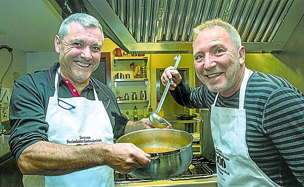 Carlos Alonso acompañó las alubias con chipirones en un plato que hace un recorrido por el mar y la montaña. Javier Loma sorprendió con una mermelada de pimientos para el bacalao.