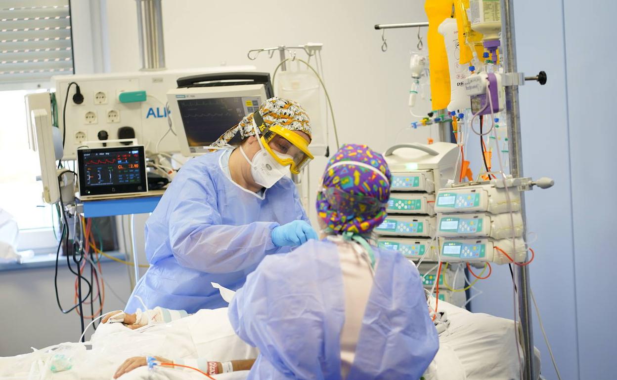 Suben los fallecimientos y los ingresados en UCI en Euskadi por el covid