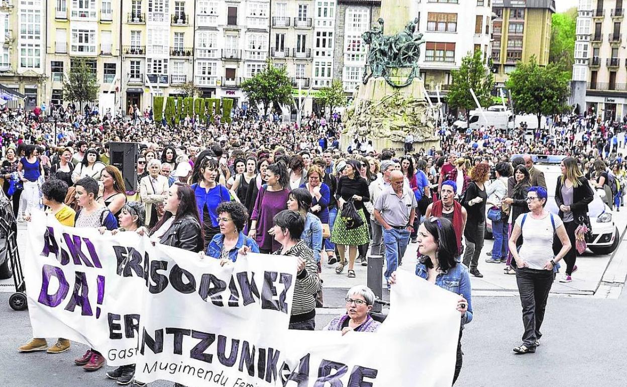 Miles de participantes en una manifestación del Movimiento Feminista de Vitoria. 