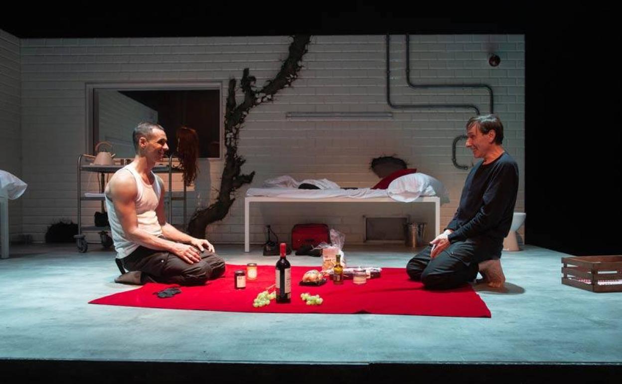 Igor Yebra y Eusebio Poncela, en una escena de 'El beso de la mujer araña'. 