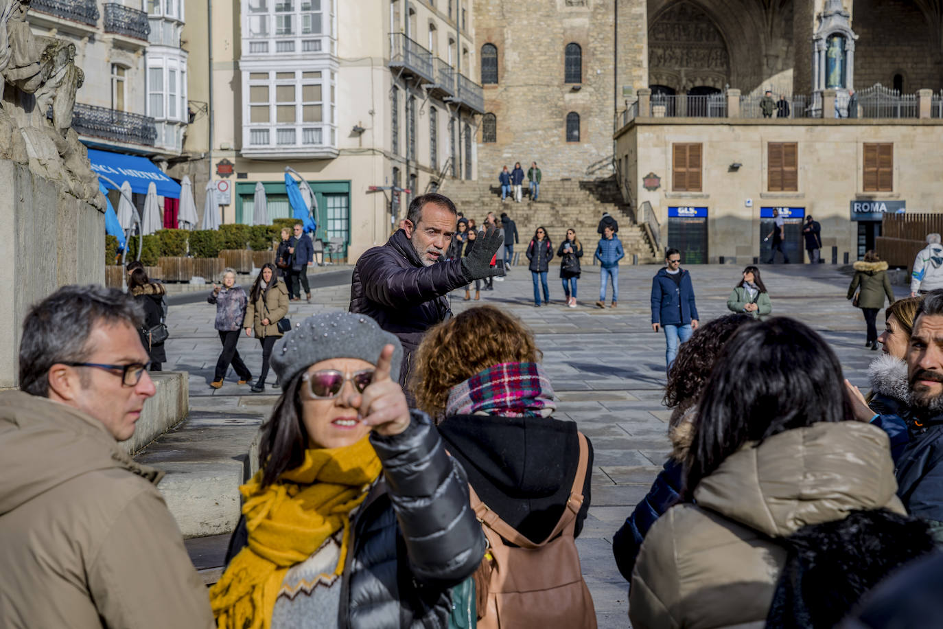 Fotos: Vitoria recibe a un buen número de turistas en un puente «irregular»