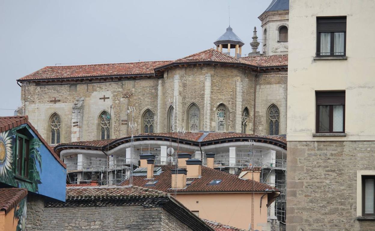 La última obra ejecutada en la catedral Santa María de Vitoria ae puede observar desde diferentes puntos de la 'almendra'. 