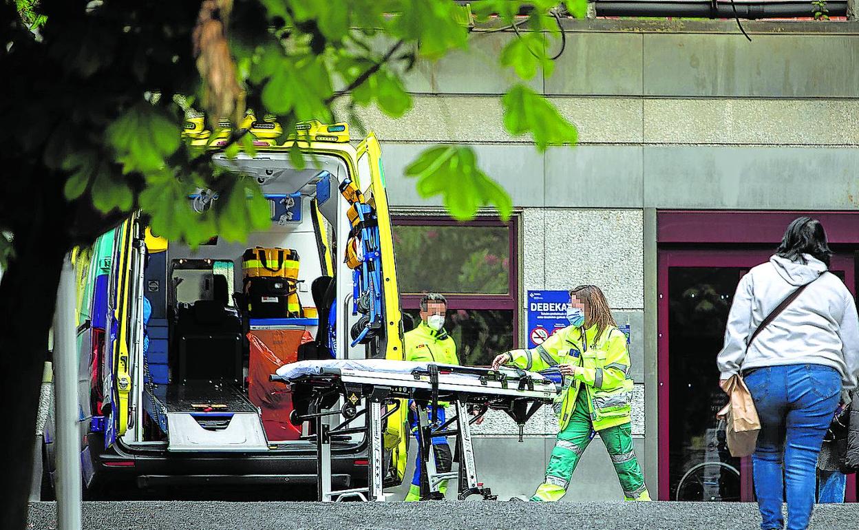 El colapso que se mantiene desde el verano ha ido a más en otoño por la coincidencia de varios virus respiratorios. 